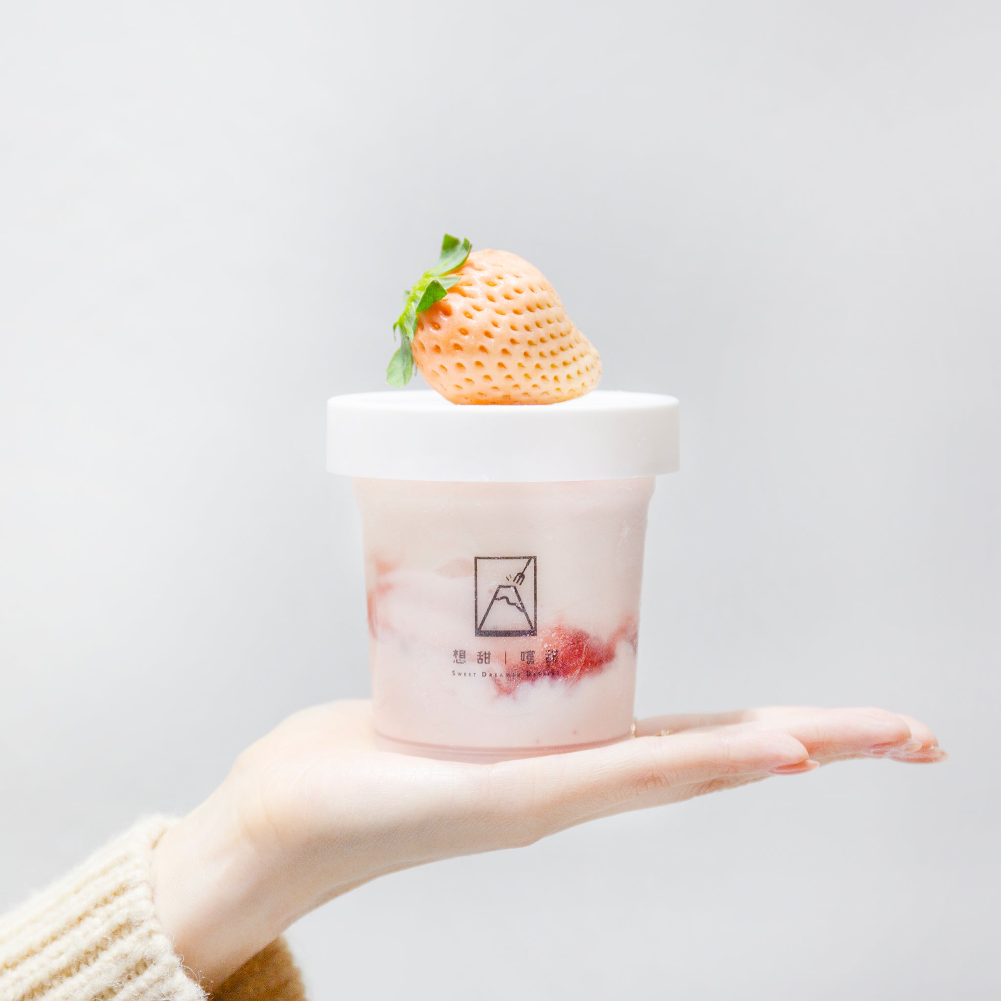 冬の紅桑子草莓乳酪雪糕